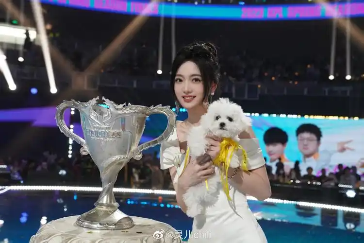 解说灵儿晒kpl春决返图白色露肩长裙端庄大方