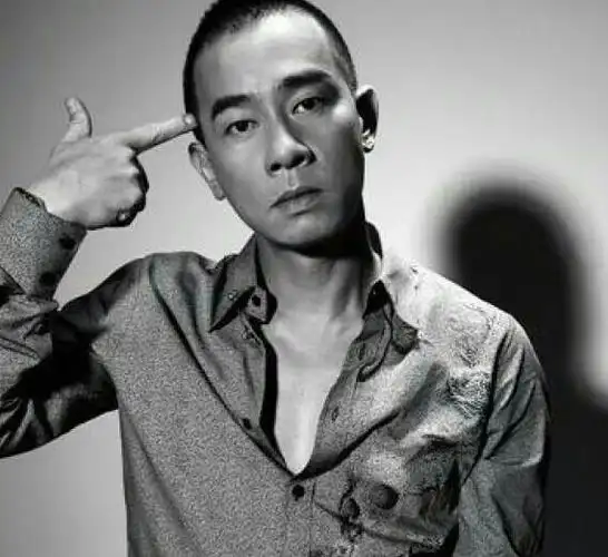 陈小春_港台明星_壁纸下载_美桌网