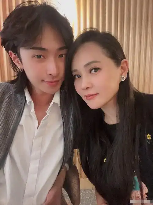 如果伊能静前往美国是真的为了逃避什么,那么基本可以肯定她与秦昊的