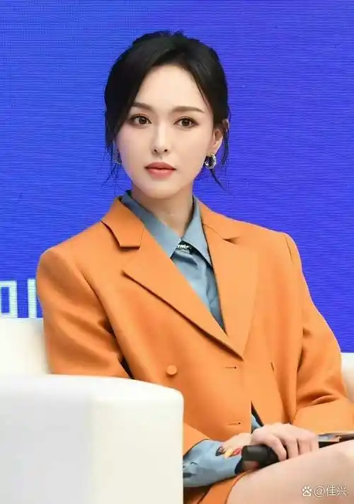 唐嫣身穿一套明亮的橙色西装,气质非凡