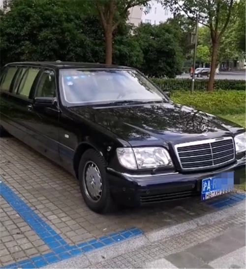 上海街拍一台奔驰s1000,挂"沪a"牌,全球仅8台,车主非富即贵