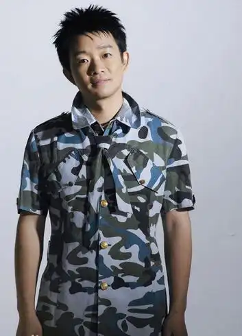 小曾(歌手)小曾,全名曾德洪,江西省遂川县人,军营民谣的创始人,开拓者