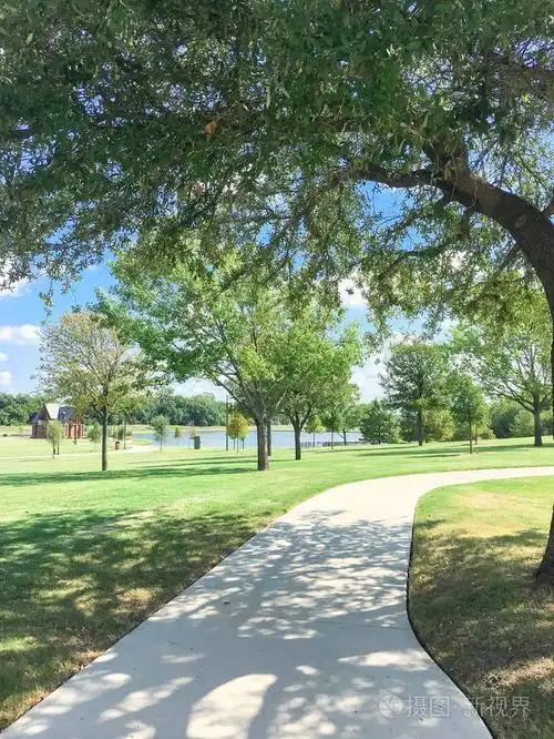 绿色和干净的湖滨公园与路径路径系统在科佩尔, 得克萨斯州, 美国.