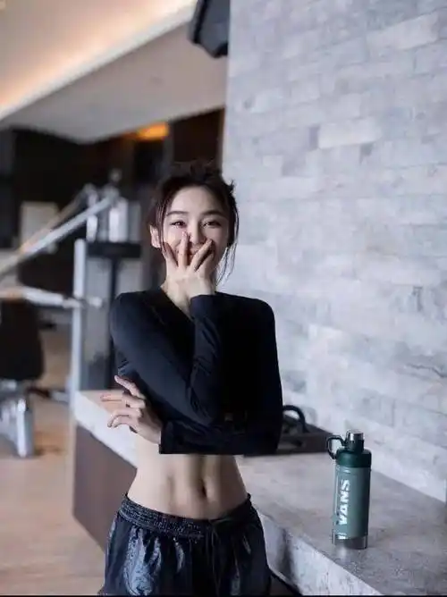 天啊!赵丽颖健身胸前平坦却肌肉满满,网友:金刚芭比!_身材