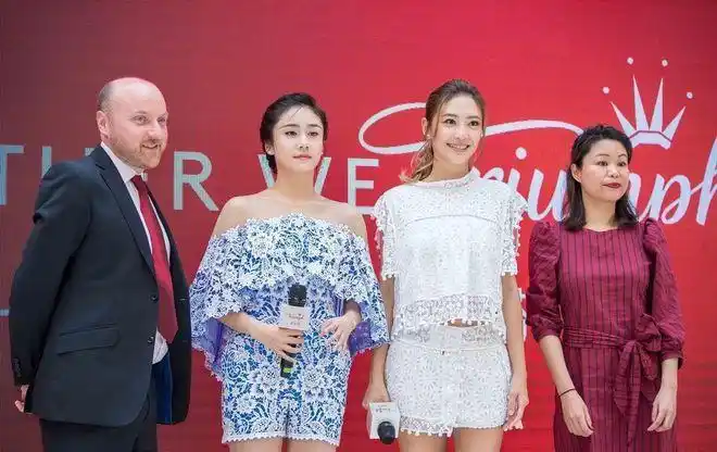 刘芸与应采儿同框都穿镂空装显出辣妈气质看着好养眼