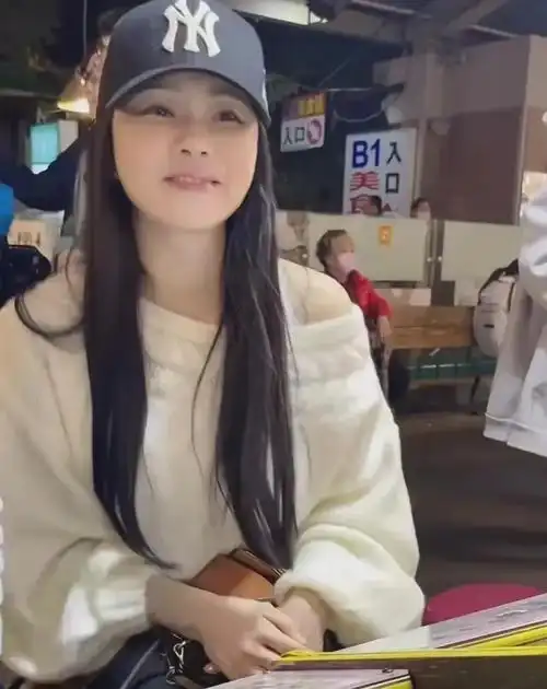 56岁伊能静台北露面与7岁女儿游逛夜市街头放开大笑状态好