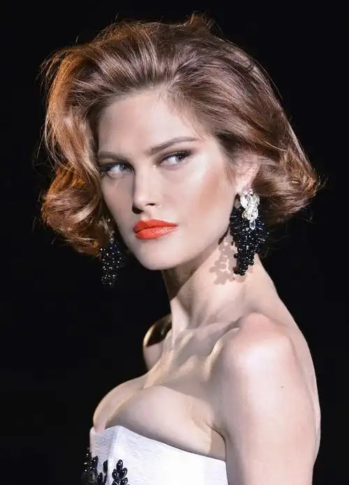 欧美女士个性复古卷发图片