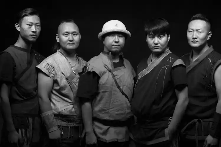 九宝乐队发布《灵眼》mv,在大草原上来一场金属漫游!