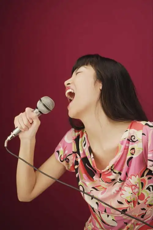 拿,拿着,休闲装,一个,衣服,话筒,站着,张嘴,休闲,休闲服,握着,唱歌