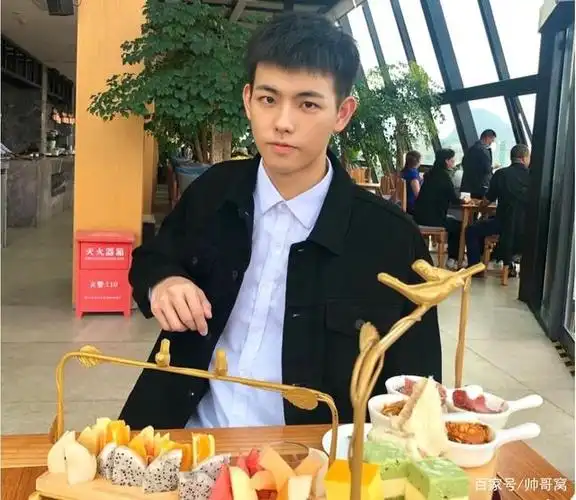 组图:奶气的17岁小鲜肉,卫生间里玩自拍,长得帅都这么臭美吗?