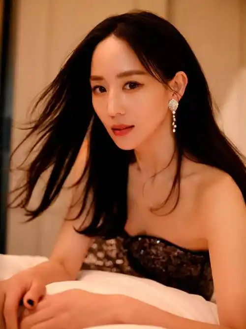 张钧甯闪亮抹胸礼裙写真,亮眼迷人的甯姐姐