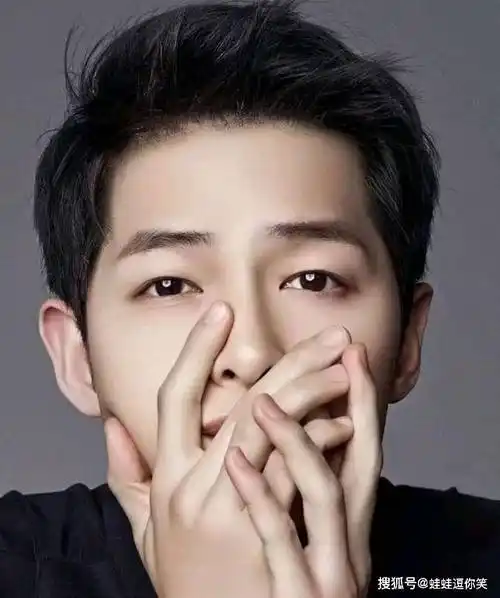 宋仲基白袜半身裙造型引爆网络,时尚魅力无法抵挡!_性别_挑战_照片