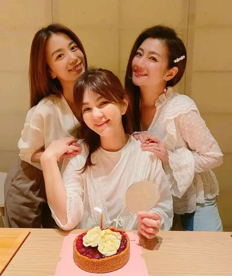 原创she组合难得再次同框满满的回忆三人同穿白色服装清爽又时髦