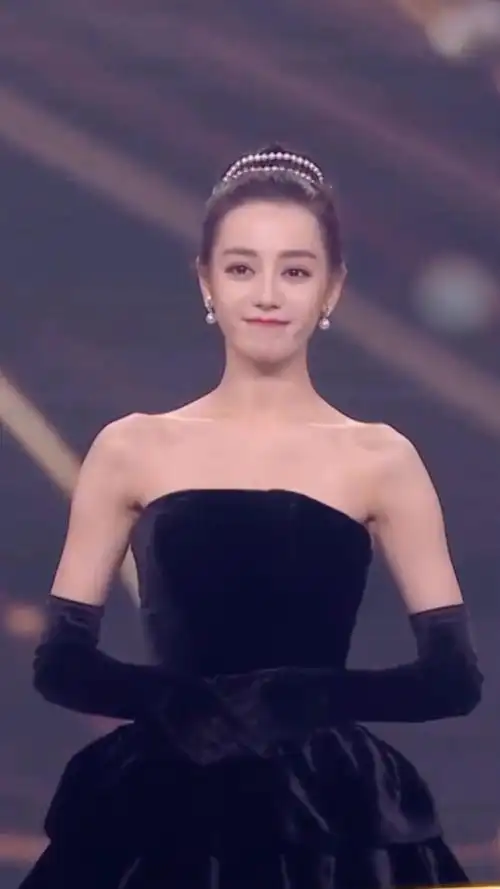 迪丽热巴身穿黑色丝绒抹胸礼服形似赫本惊艳登场