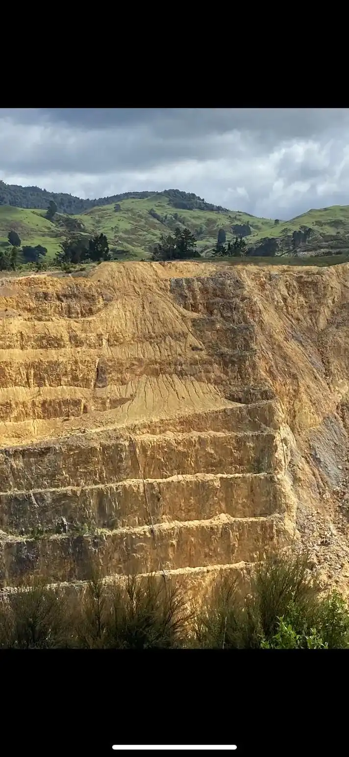 金矿.新西兰科罗曼德尔半岛金(铜)矿床. 矿坑实在太大,无法 - 抖音