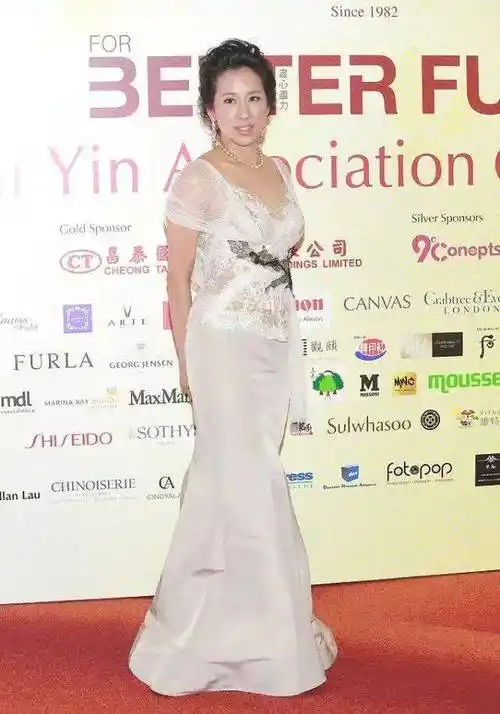 朱玲玲与二婚老公合影真敢穿,富态身材穿薄纱裙,65岁美出新高度_的设