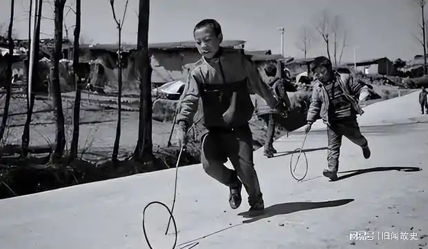 回忆,一转眼度过去了几十年,回不去了那些照片很珍贵,我们的童年没有