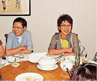 而关菊英嫁同性富婆,周伟利照片及个人资料等也成为了关注的焦点