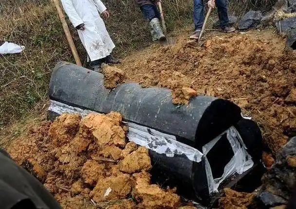 每日故事:老汉下葬棺材里传来咳嗽声,儿子疑心活埋了老爹却不开棺