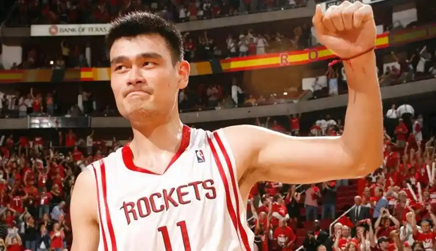 姚明的腹肌,易建联的腹肌,周琦的腹肌,没有对比就没有尴尬!