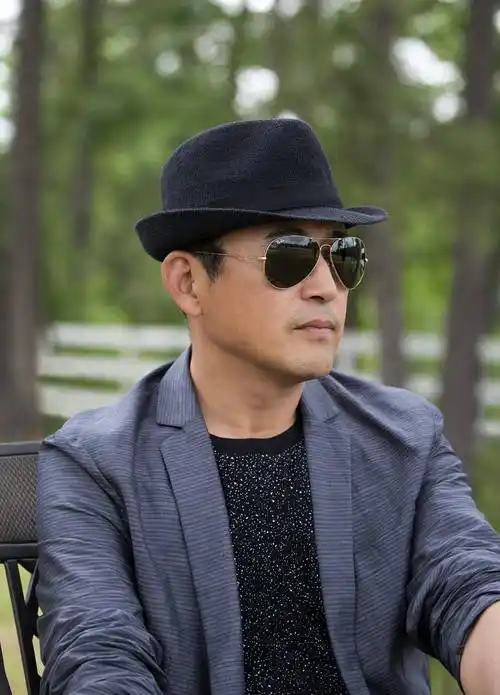 拍了几部戏后,王志飞攒下3万元积蓄,带着父母来到北京一家医院,打算给