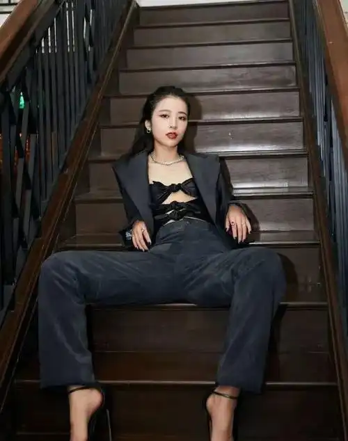 周雨彤衣品超好深灰色西装霸气侧露果然腿长什么风格都适合