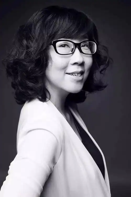 为我们动情讲述——而来上海女作家于是携新著《查无此人》9月25日,涵