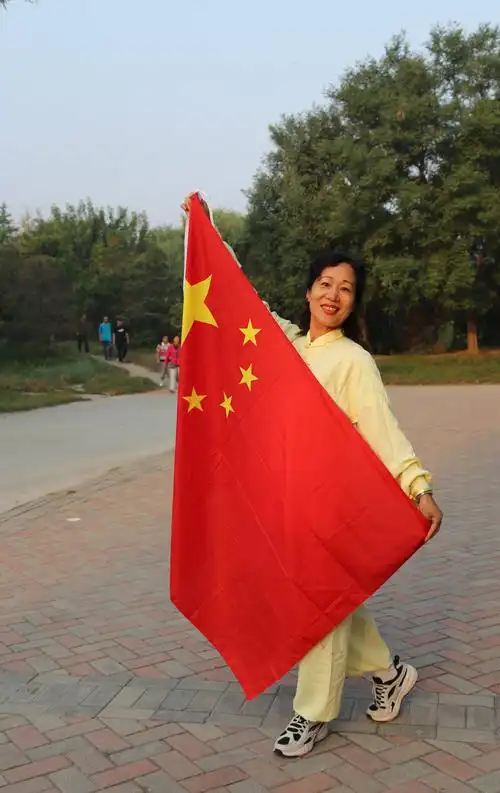我们林语和熙太极队今天早晨与国旗同框拍照