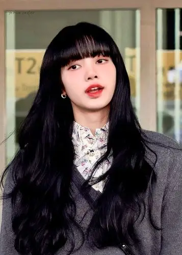 lisa机场私服街拍,灰色针织裙内搭碎花衬衫,黑长卷发甜美可爱