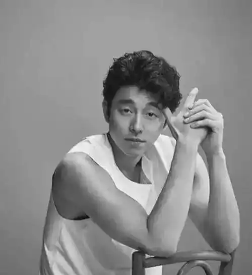 42岁孔刘半裸秀身材,紧实腹肌粗壮手臂,不愧是"冻龄男神"_健身房_肌肉