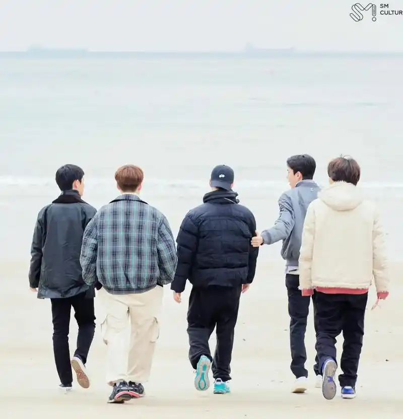 合照 #exo爬梯子世界旅行 有种老年团综的感觉,大家脸上 - 抖音