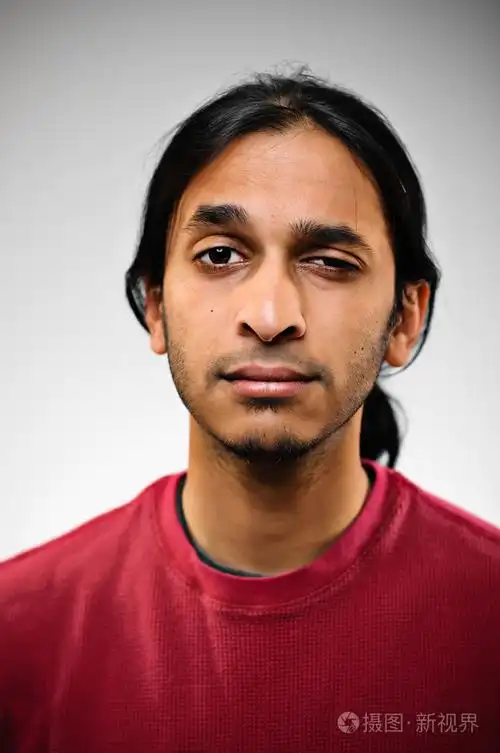 印度民族的年轻人眉毛