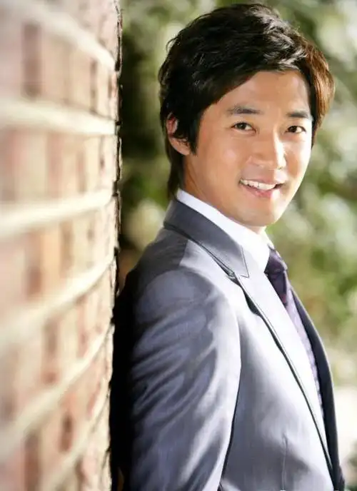 48岁安在旭官宣二胎大方晒宝宝12周b超与小9岁娇妻兴奋比心