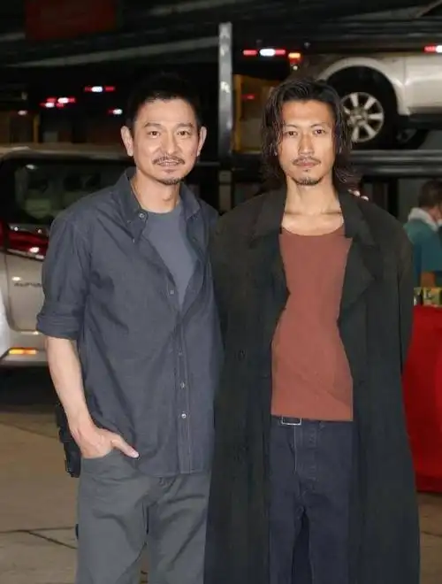 【导语】10月17日,刘德华和谢霆锋合作的新剧《怒火蔓延》开机,众多