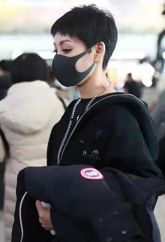 47岁宁静梳干练短发低调现身