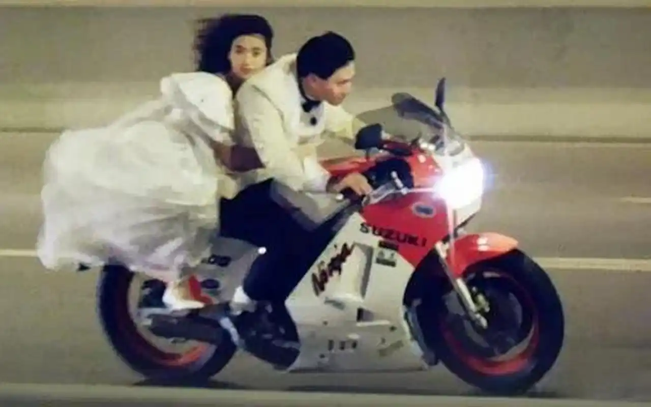 我小的时候好羡慕刘德华骑着摩托车载着吴倩莲,  哪怕就是生命的