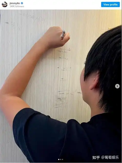 林志颖贴出kimi正在身高墙上做记号的照片,只见kimi最新身高,和身高