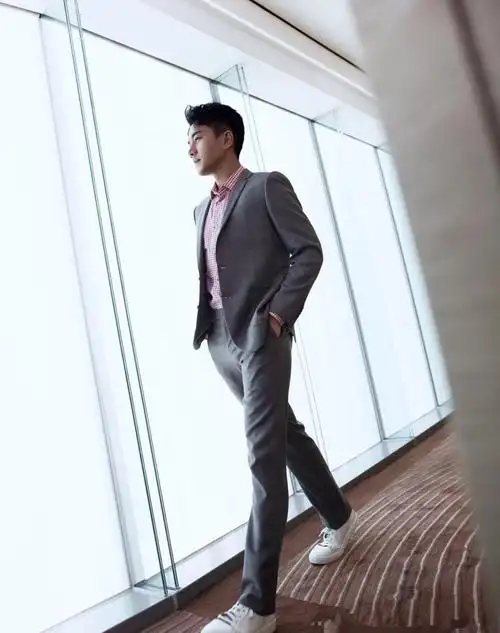 刘恺威一直走的都是比较型男和帅气的路线,身材是非常不错的,穿上了