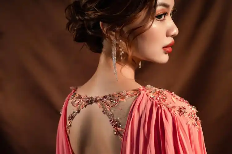 vita国际高定婚纱 的想法: 【vita婚纱馆】 小仙女们都知道,珊瑚红