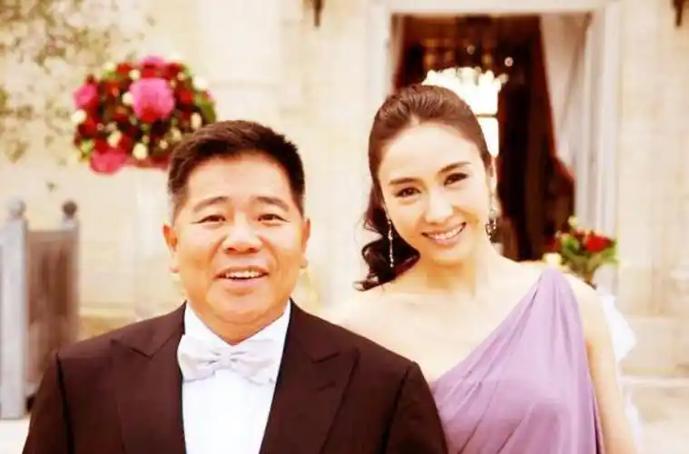 回顾黎姿拒绝许晋亨嫁残疾富豪生三个女儿51岁被老公宠上天