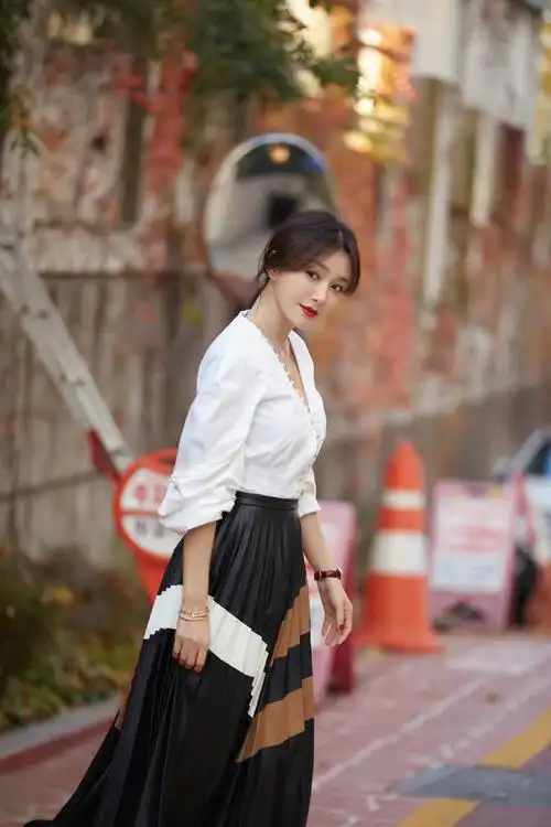 秦岚少女感也太好了吧!一身白色私服穿搭清纯甜美,38岁嫩回18岁