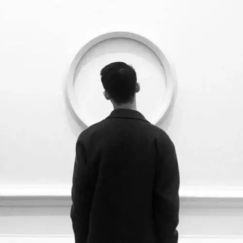 青年青叔温青男头男生头像头像:男生头像背影 侧面,今天是昨天死去的