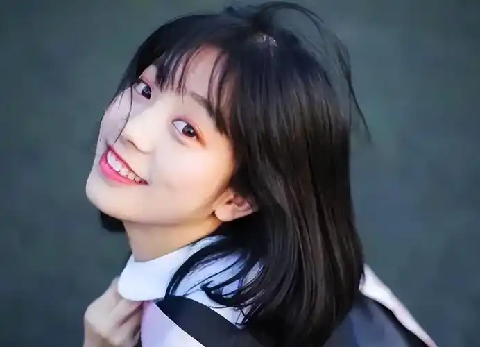 适合学生扎的头发发型(中学生兴起"鲶鱼须"发型,看书挡起半张脸,家长