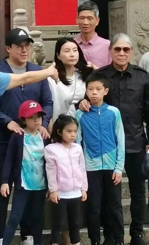 原创郭晶晶霍启刚带三娃回老家10岁霍中曦比老爸更像自己爷爷霍震霆