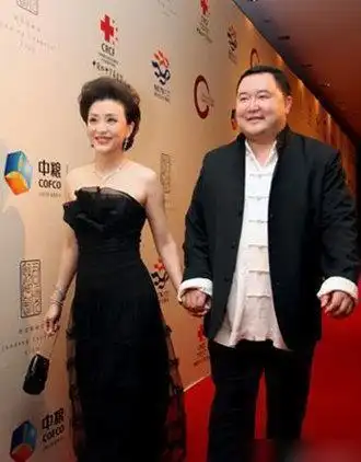 她26岁舍弃央视工作二婚嫁商界大佬被骂拜金今52岁身价超70亿