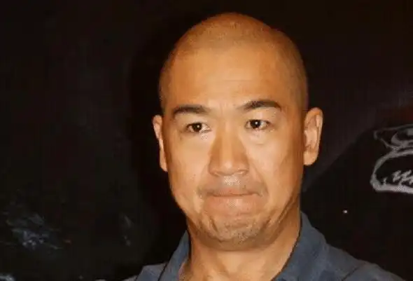 张国立:曾和尸体共处4晚,精神失常头发掉光,至今不敢回忆_同事