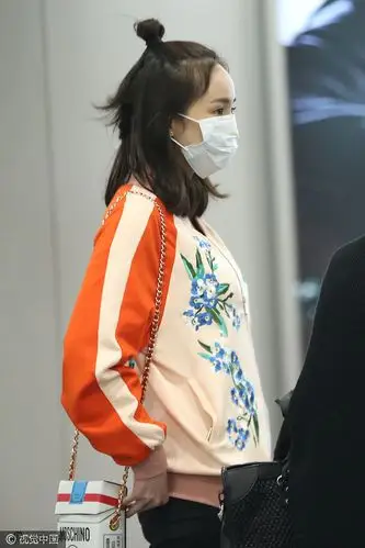 组图:杨幂素颜现身机场 打扮随意梳丸子头呆萌