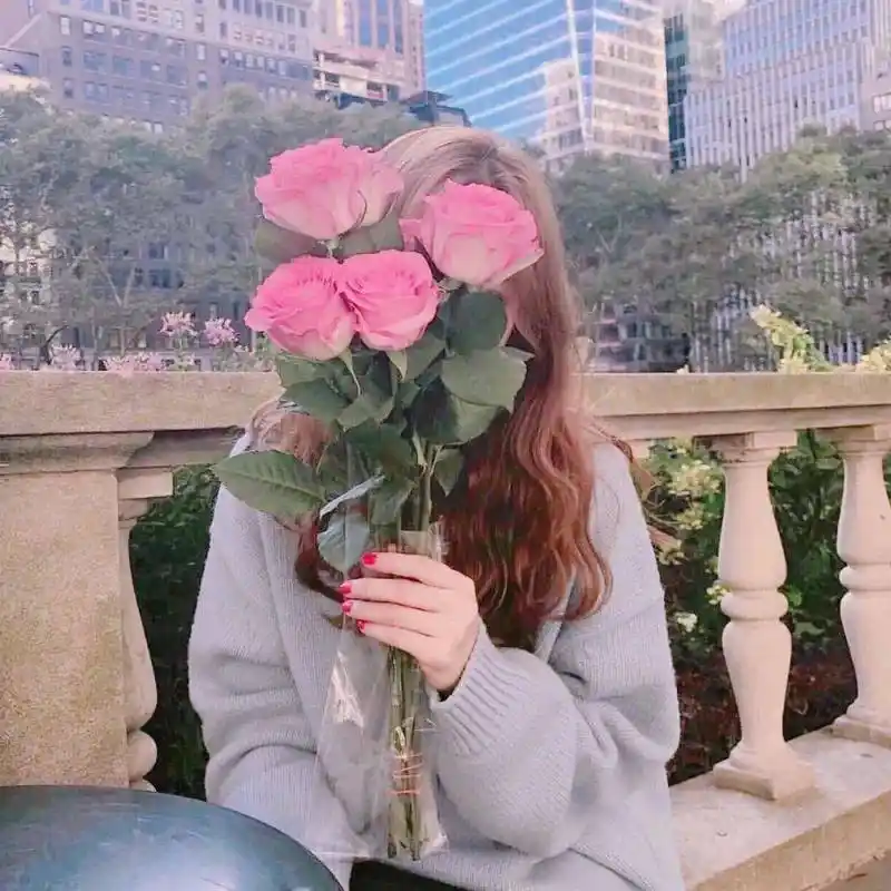 女生手捧鲜花头像