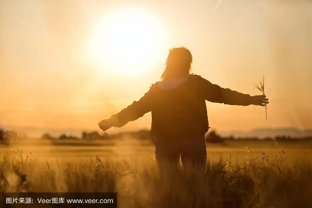 中年白人妇女站在阳光下,张开双臂,拥抱自然
