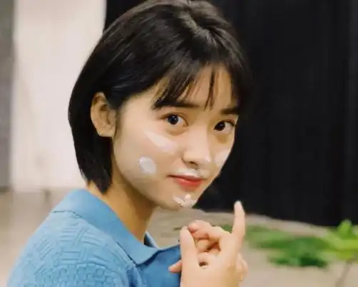 《创4》刘宇女装美上热搜,回眸一笑的瞬间,清纯感不输沈月_腾讯新闻